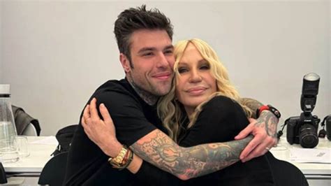 Fedez dribbla i cronisti alla sfilata di Donatella Versace: “Non 